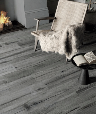 Carrelage noir imitation bois Flaviker Nordik Wood Smoked 20x120