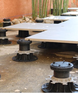 des plots terrasse pour corriger les pentes
