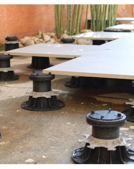 des plots terrasse pour corriger les pentes