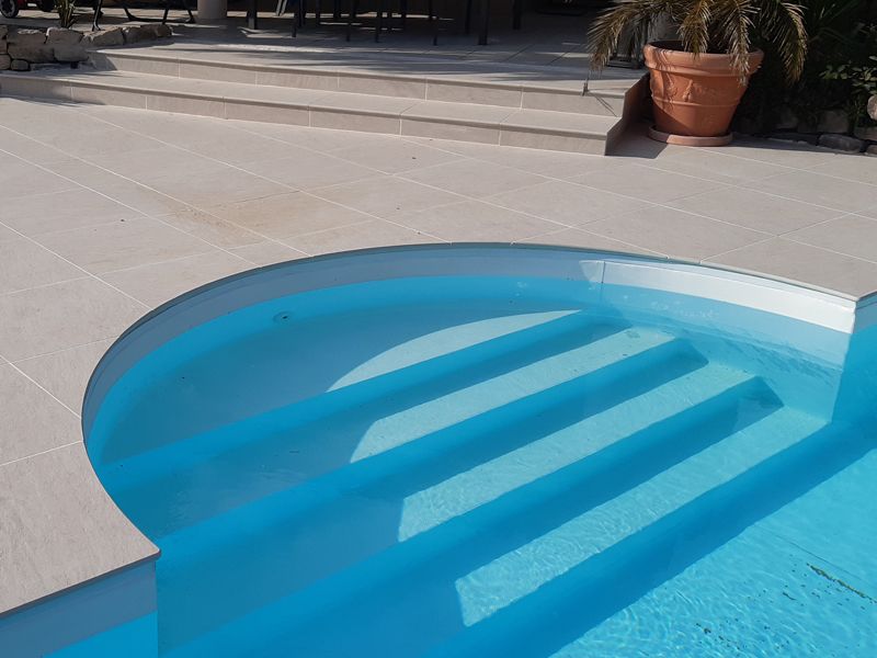 margelle de piscine réalisée avec du carrelage